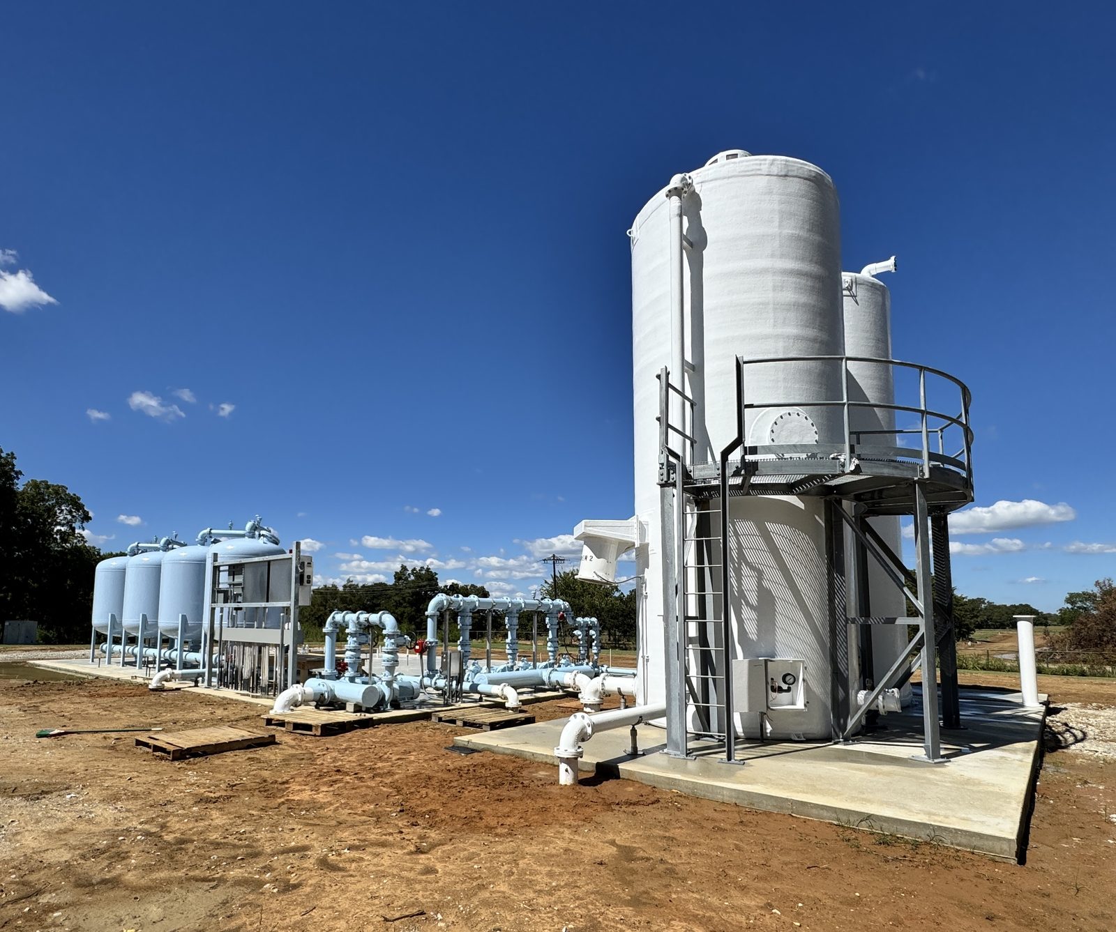 WETS aerator with adjacent filter vessels and process piping